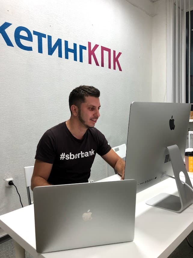 Студент за компьютером в учебном классе