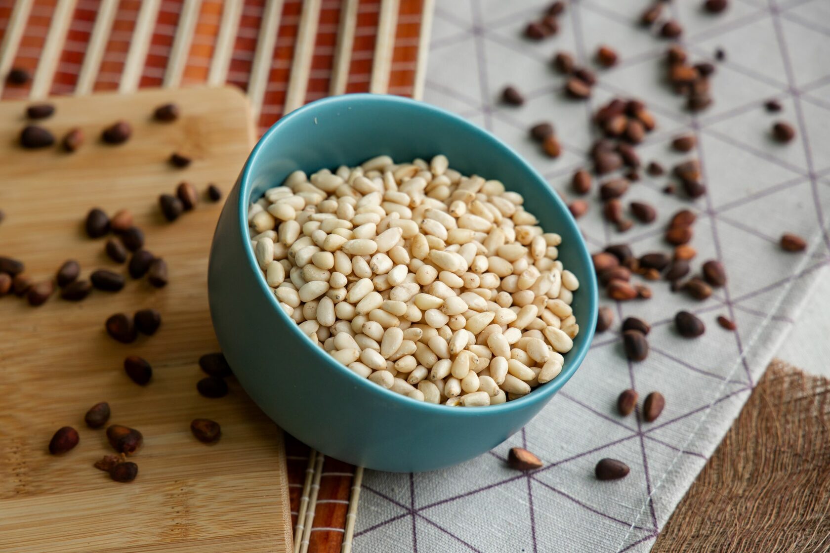 Сибирский кедр орешки. Сибирский кедр орешки. Как едят кедровый орех. Как едят кедровый орех. Кедровые семечки.
