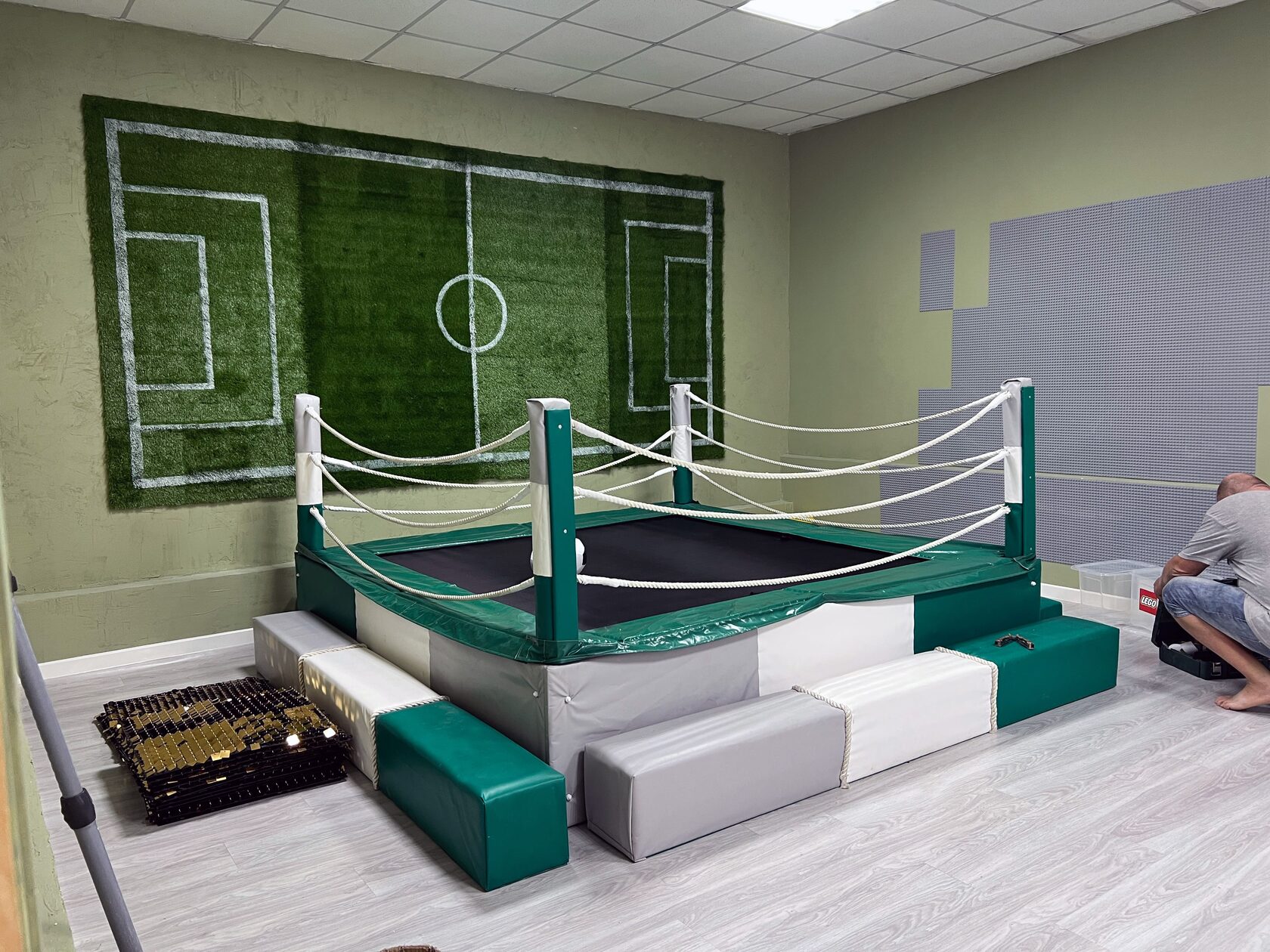 Игровой домик батут из дерева для коммерческого интерьера