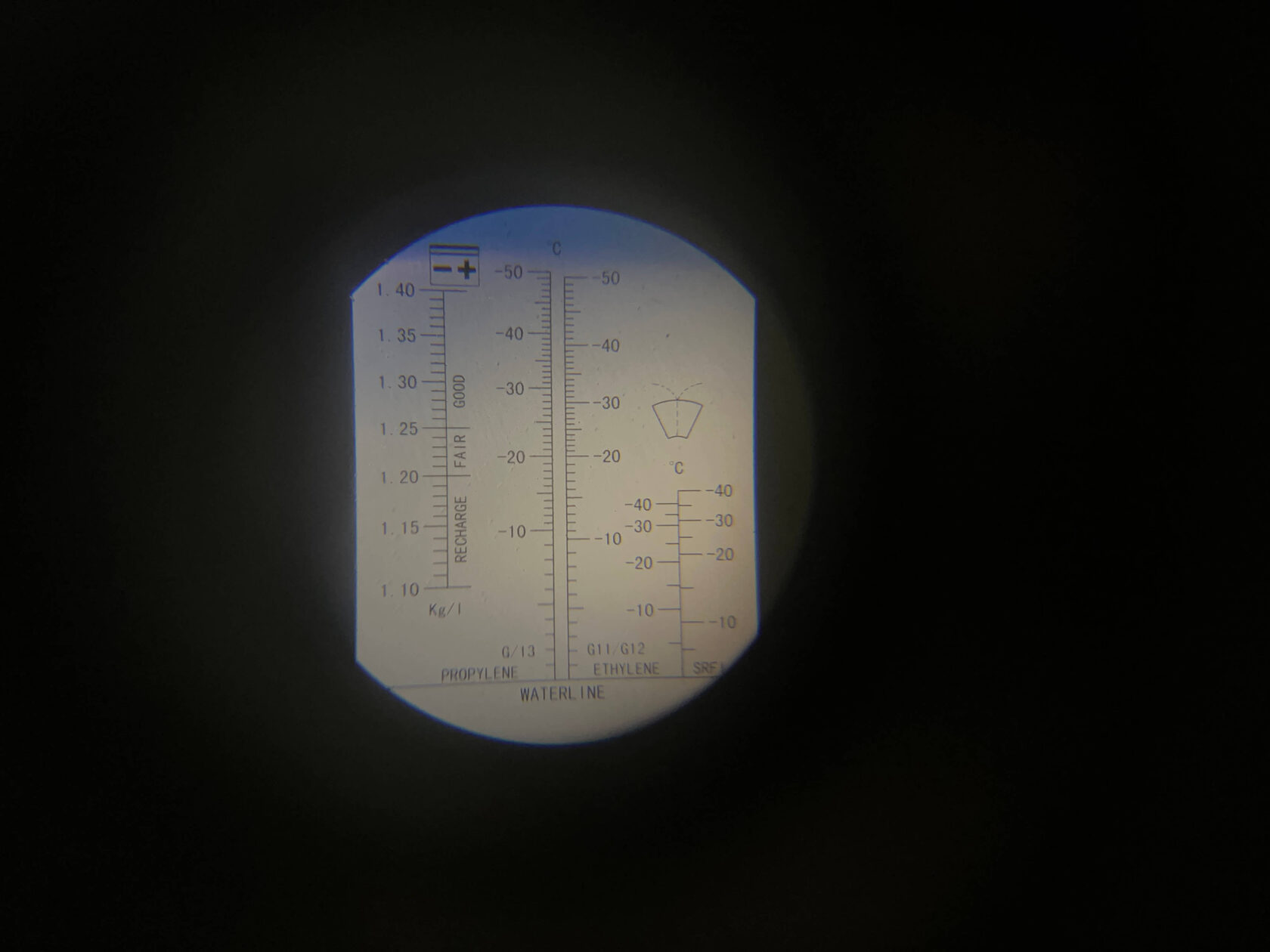 Перед началом работ проверяем рефрактометром состояние антифриза