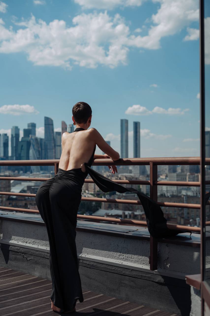 Женственная фотосессия на фоне города