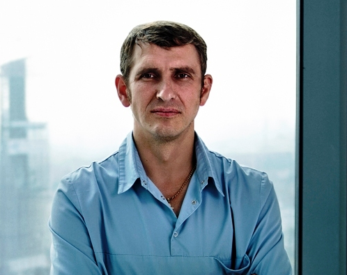 На фото врач Олимпийской сборной Росси по лыжным гонкам именно он первым презентовал тренажер главному тренеру 