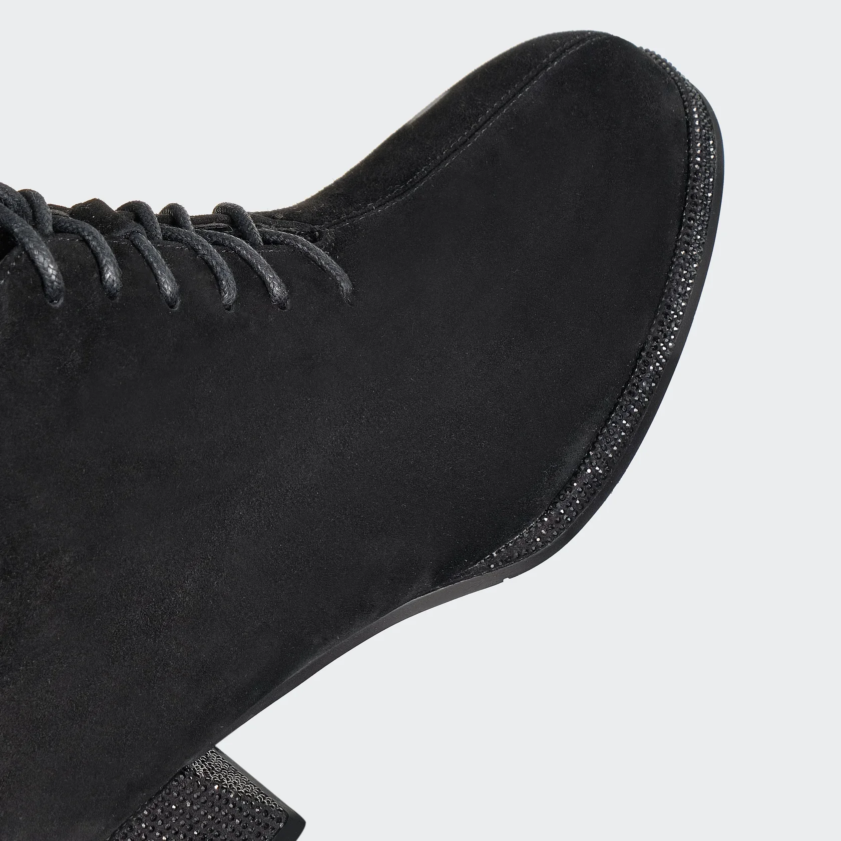 ботинки на белом фоне