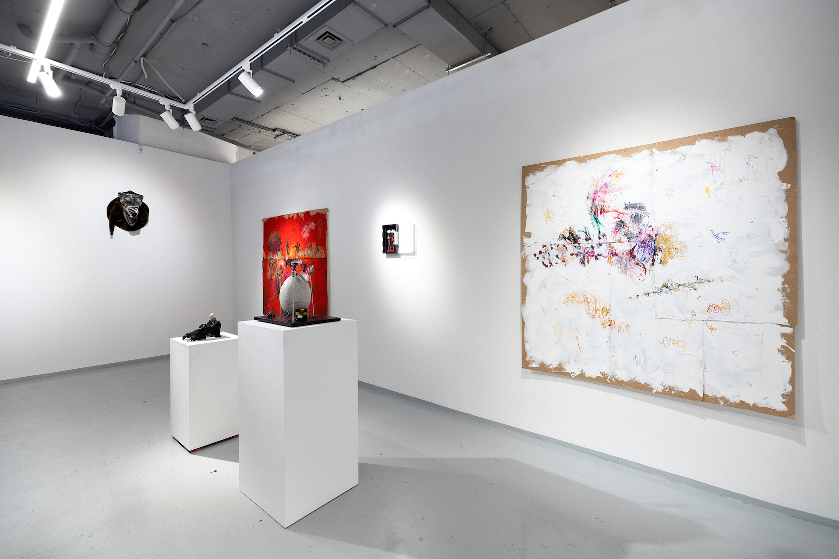 Фрагмент экспозиции Постфактум Владислава Титаева в галерее Most Wanted. Живопись, инсталляция, графика, объекты, смешанная техника