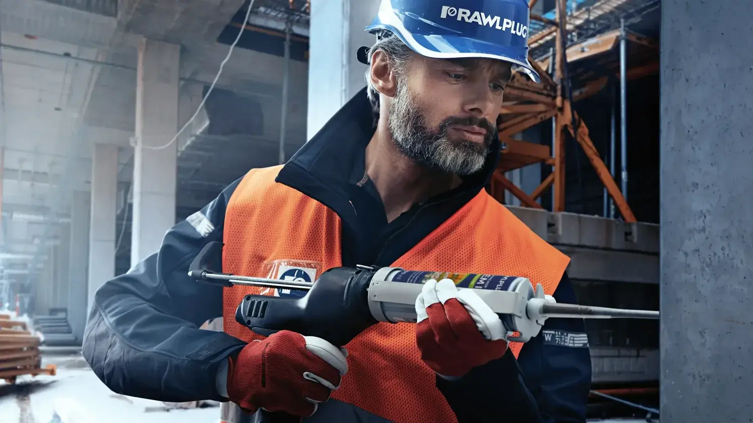 Монтаж химического анкера Rawlplug. Фото из материалов Ньютон Групп.