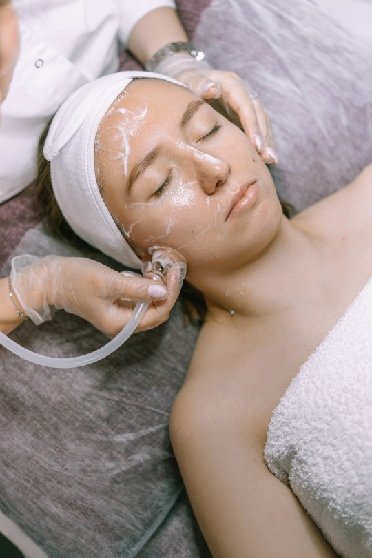 Вакуумно-импульсный массаж лица. — Улучшение овала лица — снижение «второго подбородка» — Уменьшение отёчности, «мешков» под глазами — Разглаживание мелких морщин (особенно в области щёк и носогубного треугольника) — Улучшение тона кожи — сияние без макияжа — Нет уколов. Нет хирургии. Нет восстановления.