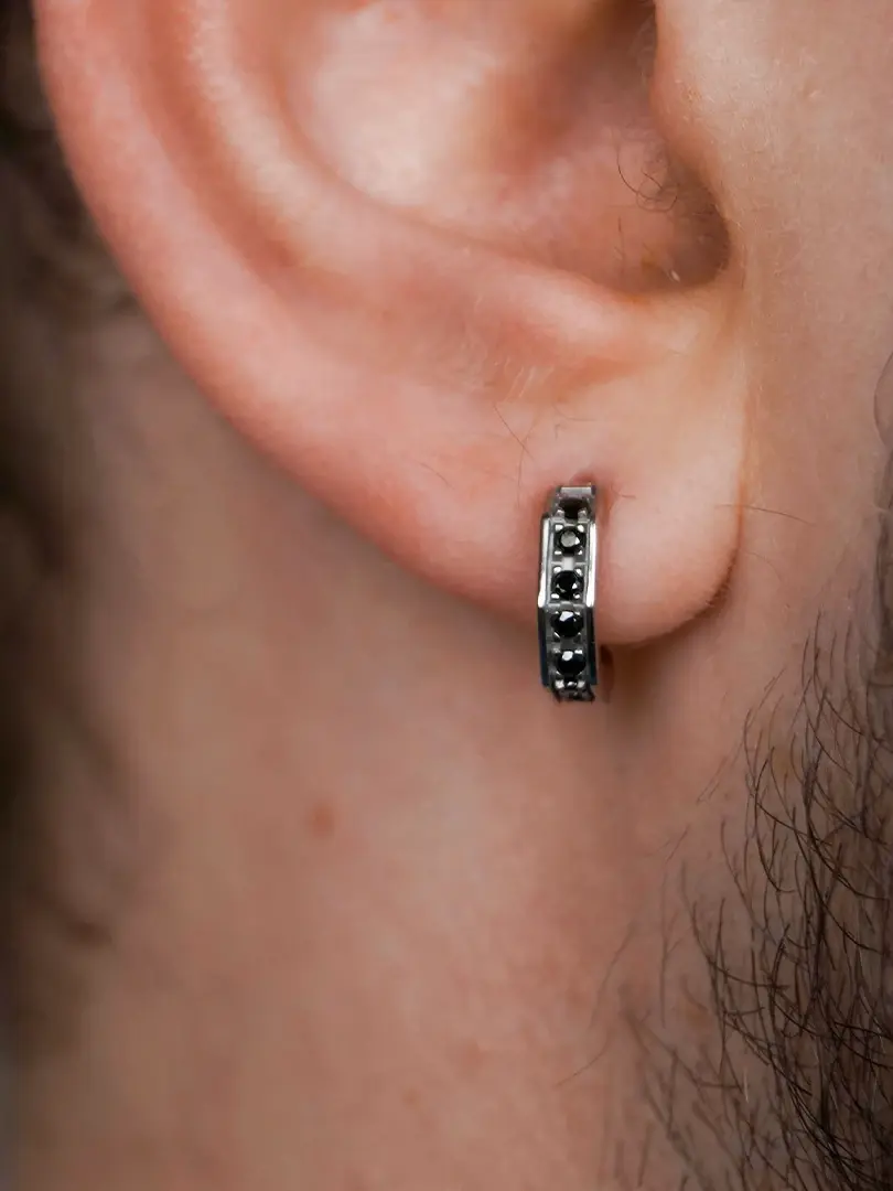 Красивый пирсинг мочки уха