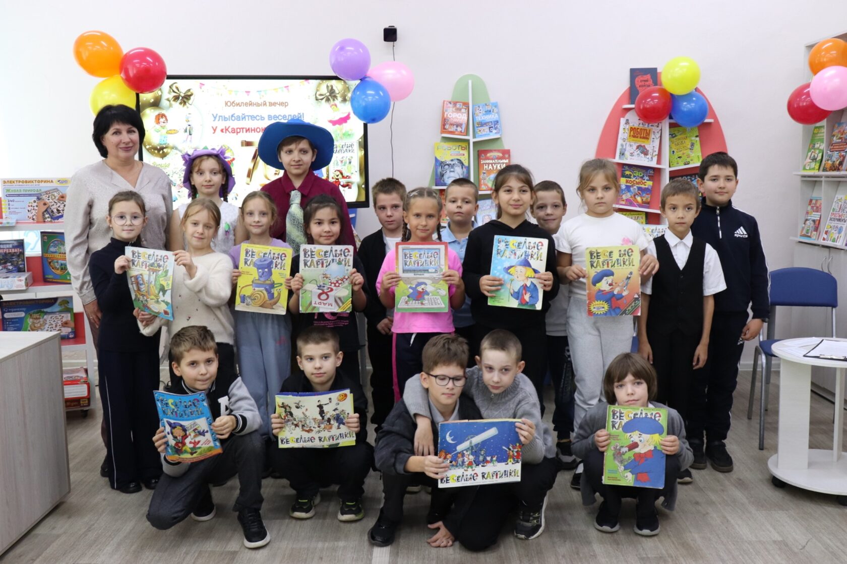 Участники праздничного вечера с журналами