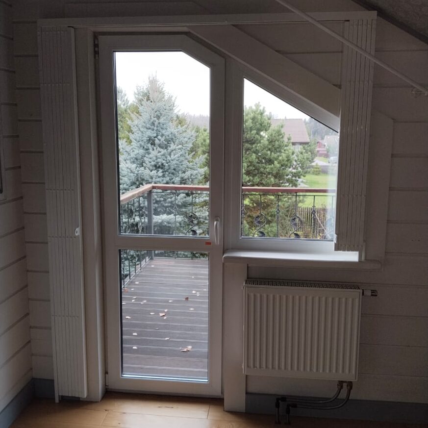 Окно скошенной формы и сдвижная защитная решетка - открыто