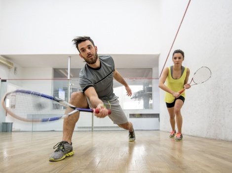 фото парня и девушки на романтическом свидании в публичном месте