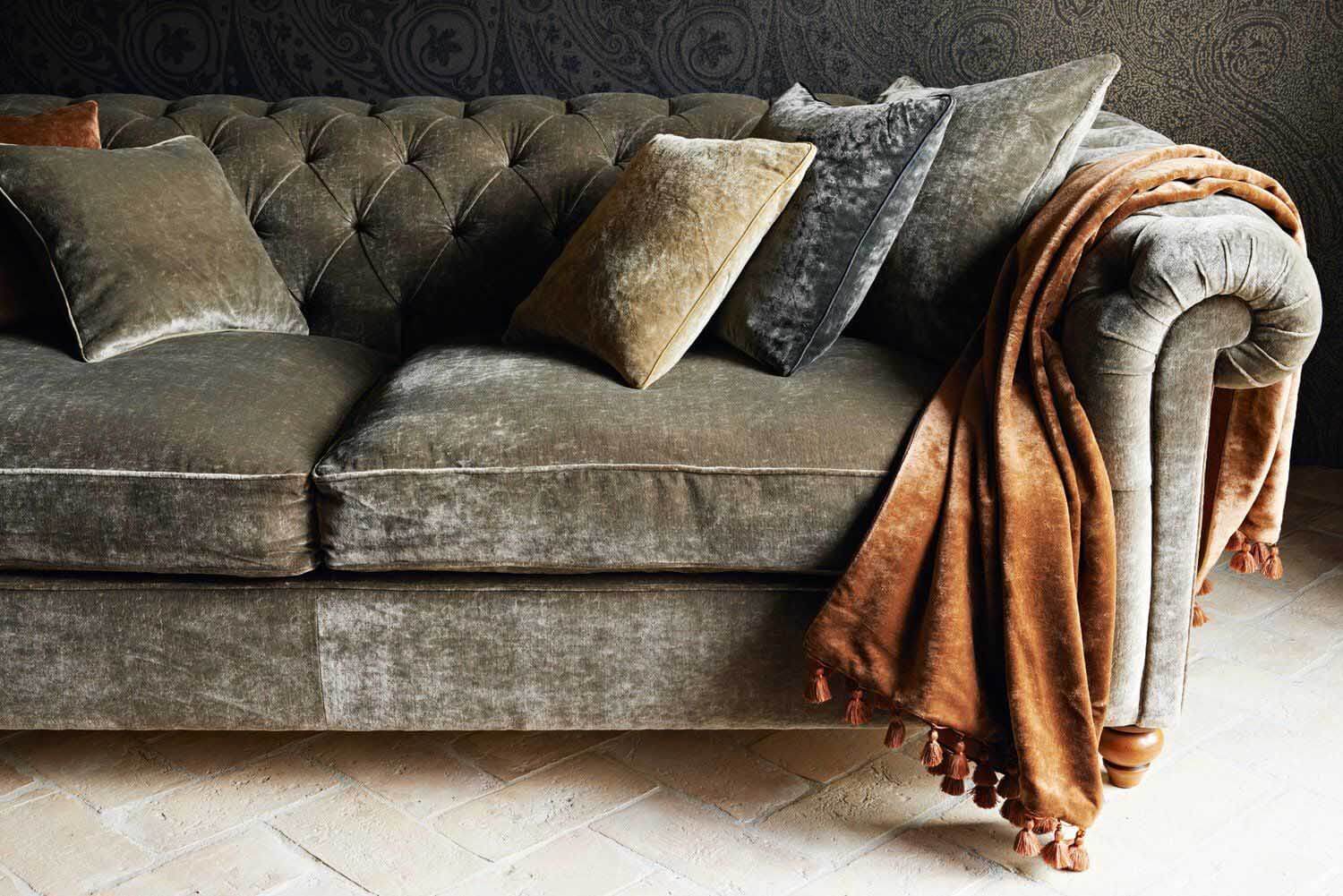 Велюровый диван и подушки в интерьере