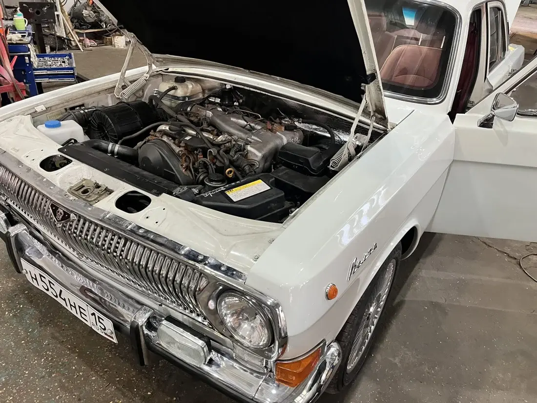 Подкапотное пространство автомобиля в мастерской MAIN GARAGE