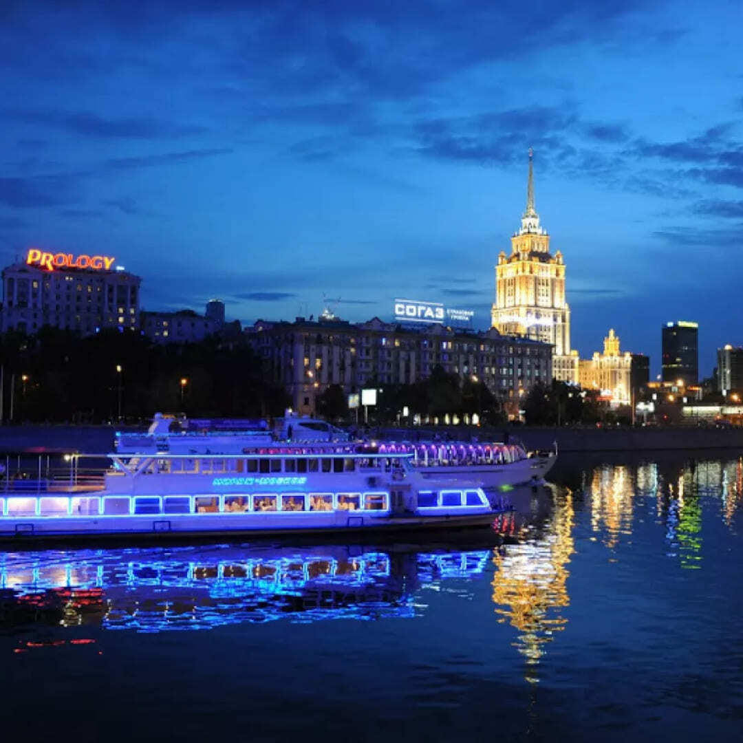 Прогулка на пароходе. Теплоход Москва река. Ночная прогулка на теплоходе Москве реке. Корабль Рэдиссон Москва. Рэдиссон прогулка на теплоходе.