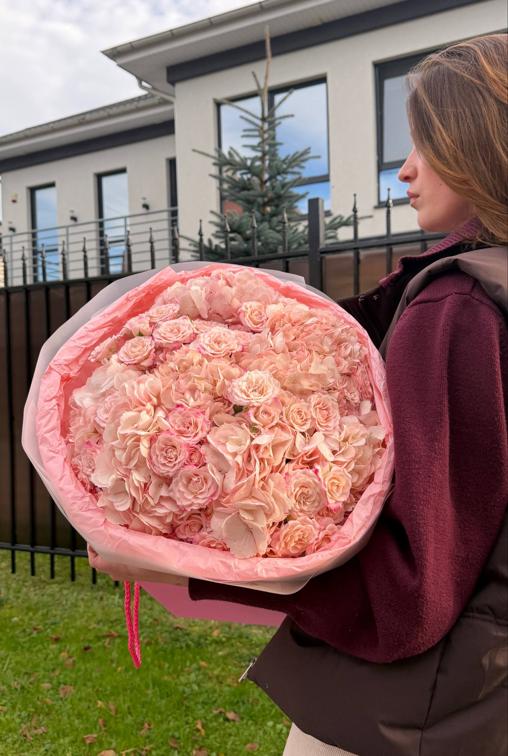 Розовые гортензии + кустовые розы — Цветочник, Калининград