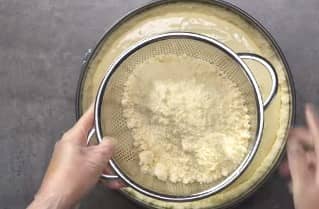 Приготовление королевской ватрушки с творогом в духовке: шаг 6