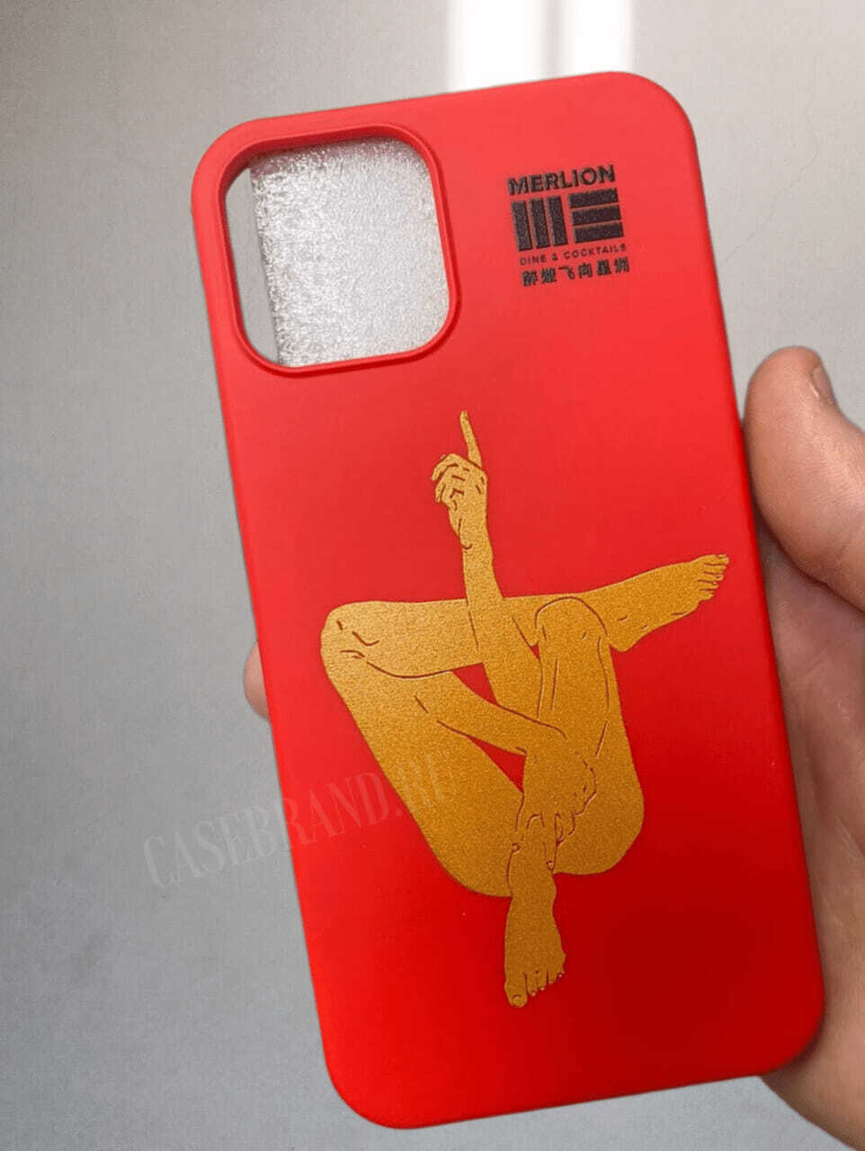 Брендированные красные Soft-Touch чехлы для iPhone с нанесением печати логотипа Merlion на заказ в Casebrand