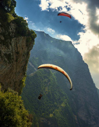 Полет на параплане в горах на Кавказе