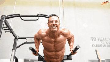 Отжимания на брусьях