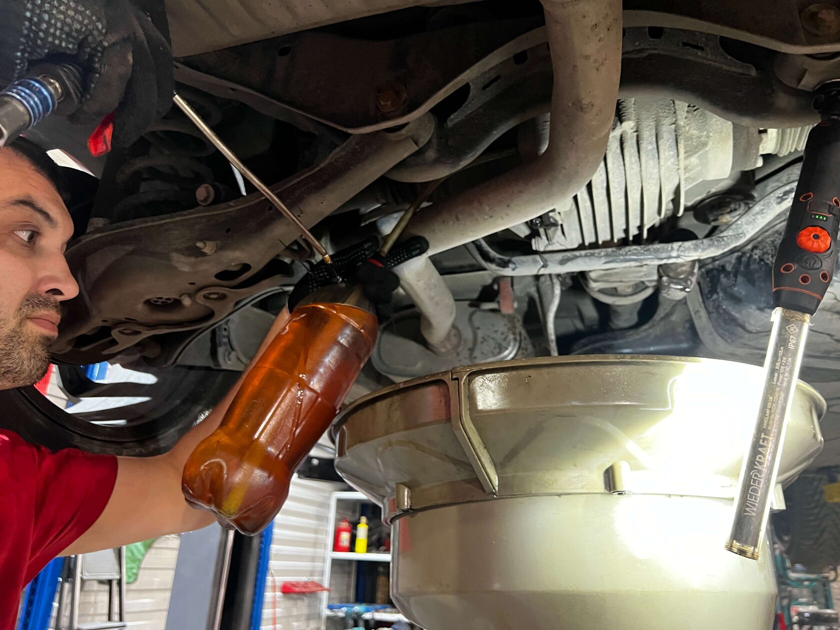 Заправляем новым маслом задний редуктор