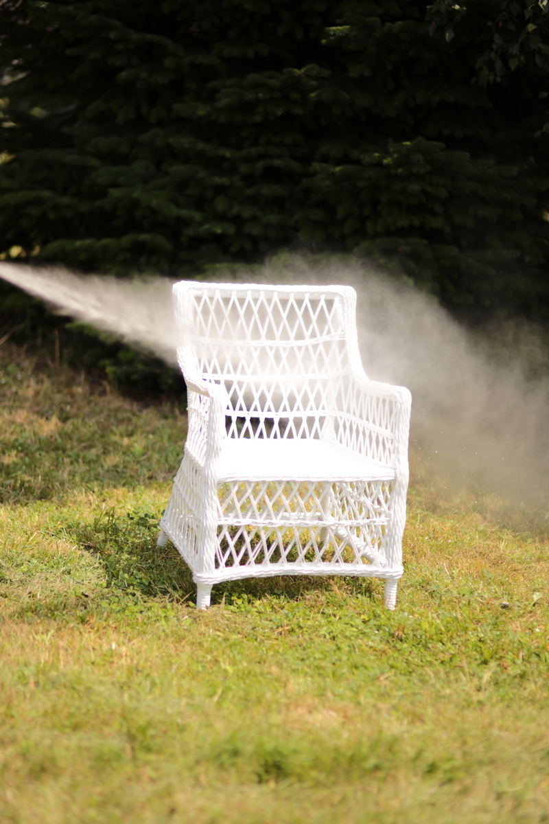 Мебель для бассейна, устойчивая к солнечному излучению, влаге и перепадам температур.
