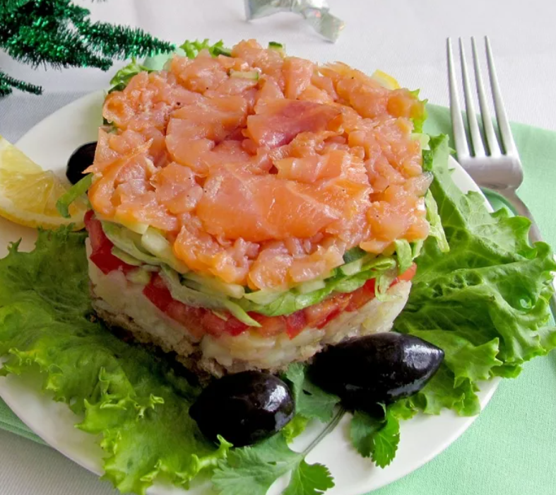 Очень вкусные салаты с красной рыбой. Салат с рыбой. Слоеный салатик с семгой. Салат из красной рыбы. Слоеный салат с семгой.