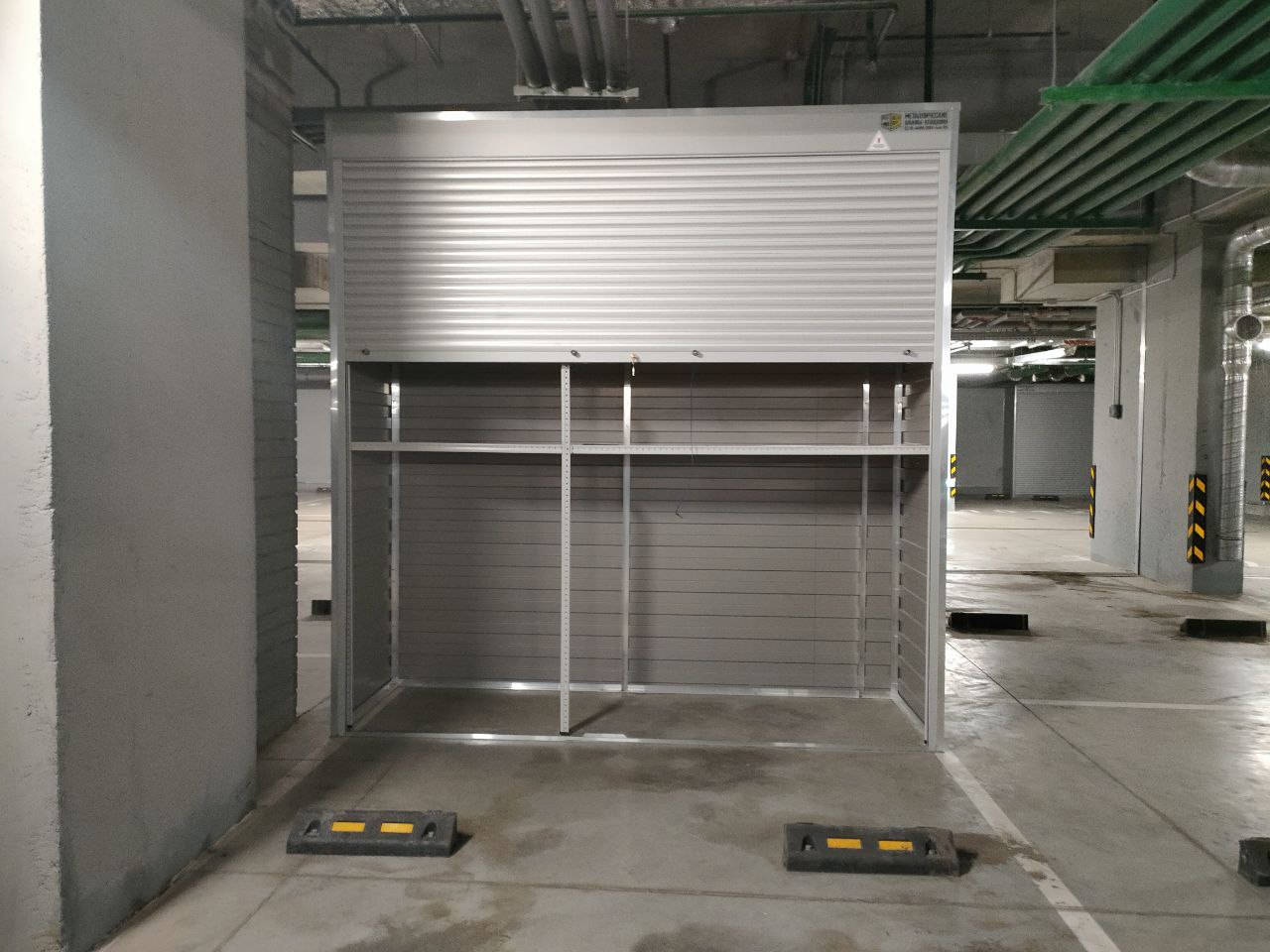 металлический шкаф в паркинг для хранения