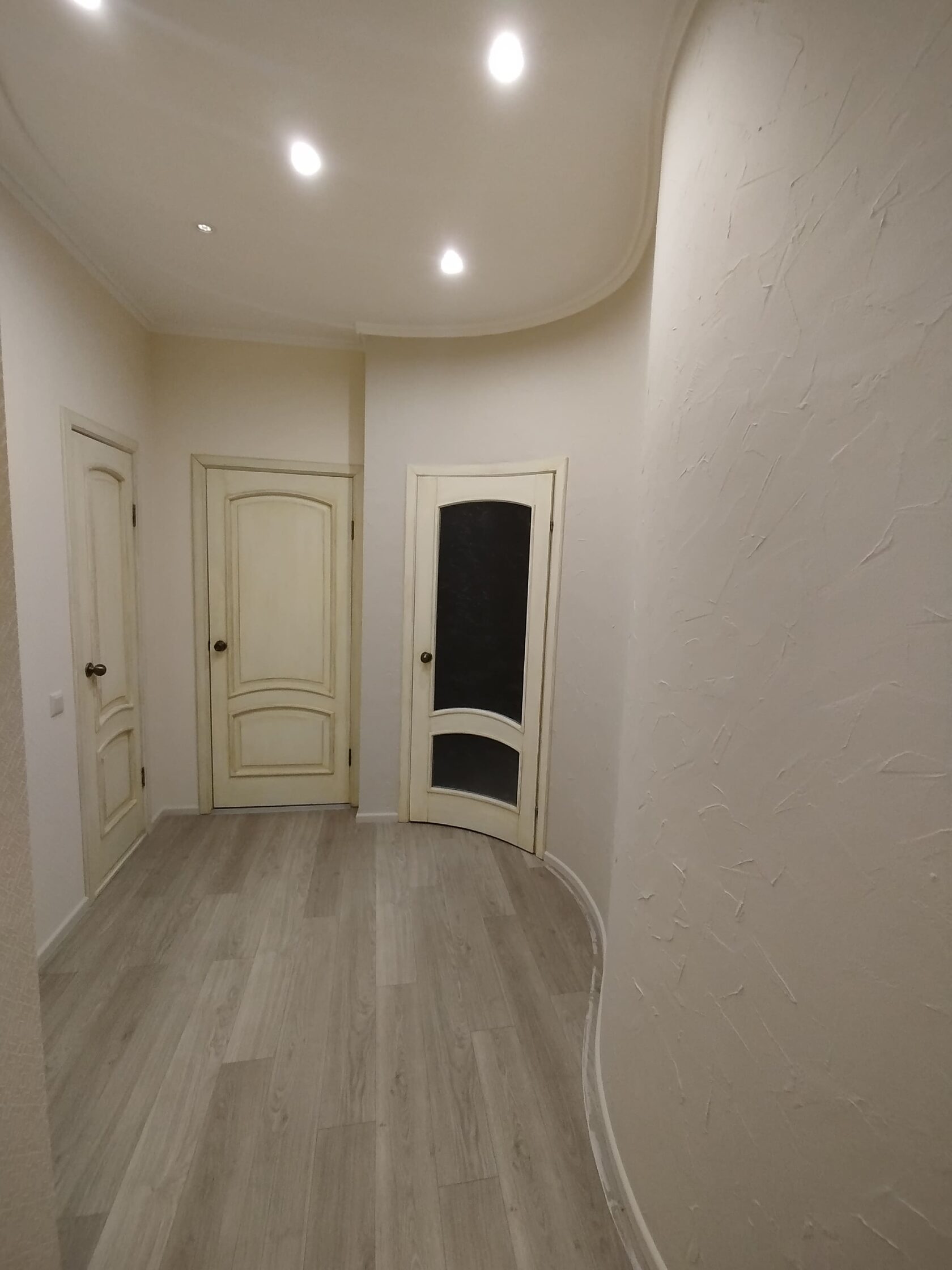 Косметический ремонт спальни — поклейка обоев, замена плинтусов, установка розеток