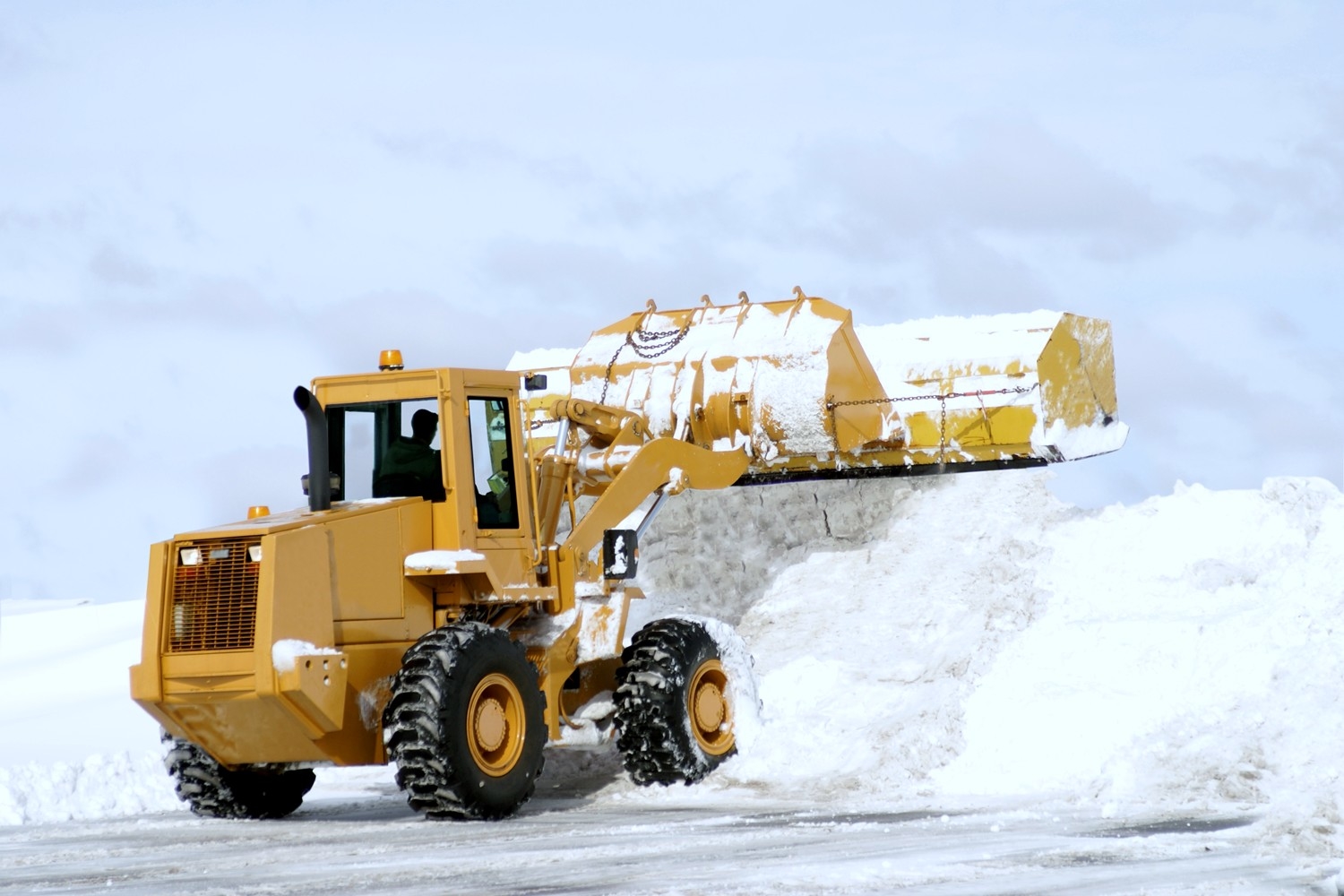 Вывоз снега Москва, заказать вывоз снега контейнером