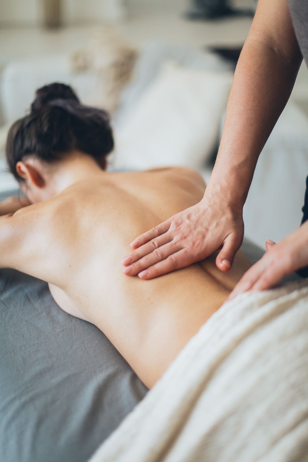 Married woman massage. Массаж спины. Классический массаж. Классический массаж тела. Классический массаж спины.