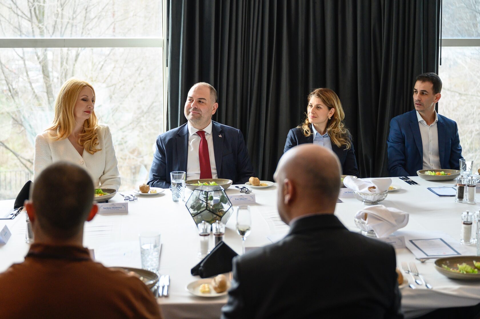 Йордана Димитрова, лидери и предприемачи в дискусия по време на CEO Only Lunch, организиран от Максим Бехар в Hilton Sofia