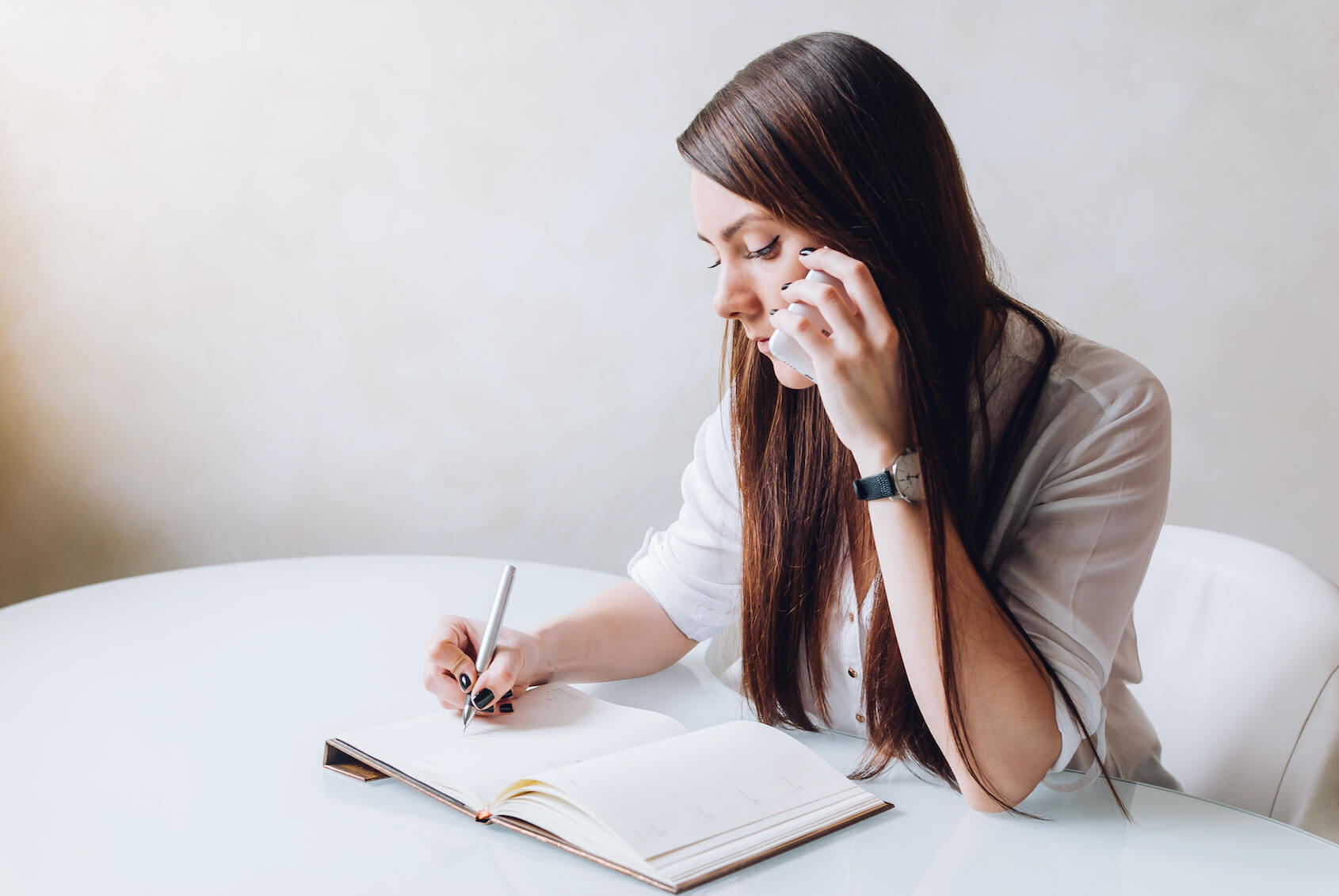 Человек с блокнотом в руках. Написание статьи ручкой. Человек пишет. Мужчина с блокнотом и ручкой. Человек записывает в блокнот.