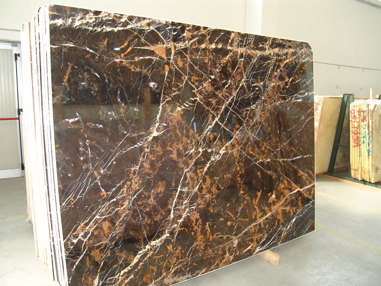 ооо тк "мрамор-опт" озерск. упаковка мрамора при перевозке. мраморная плита. чистый мрамор. мрамор оптом.