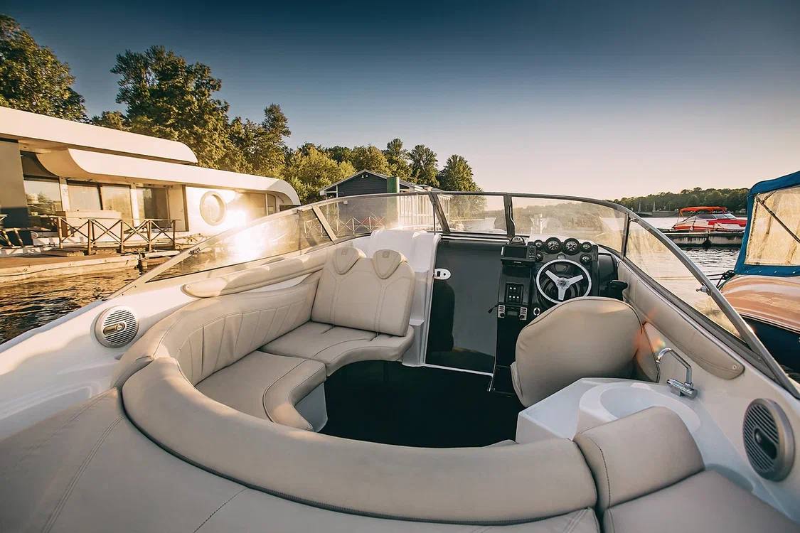 Катер Flush Royal для ночных прогулок