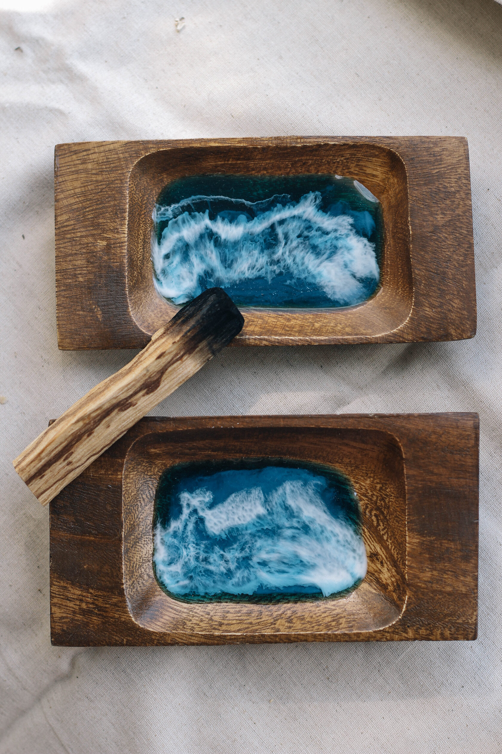 Деревянная миска из эпоксидной смолы с эффектом моря