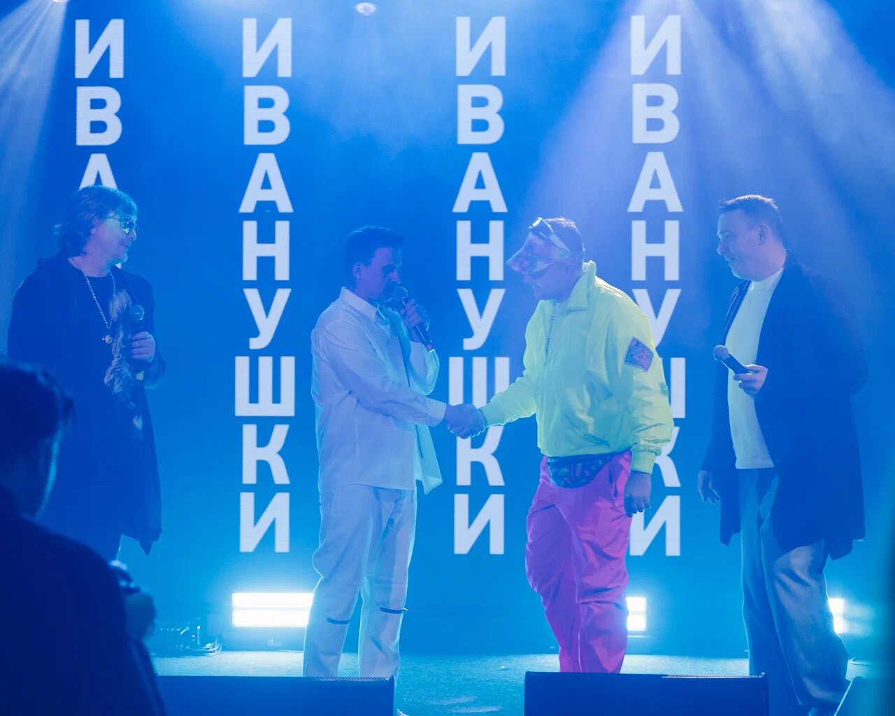 Гости праздника на фоне сцены
