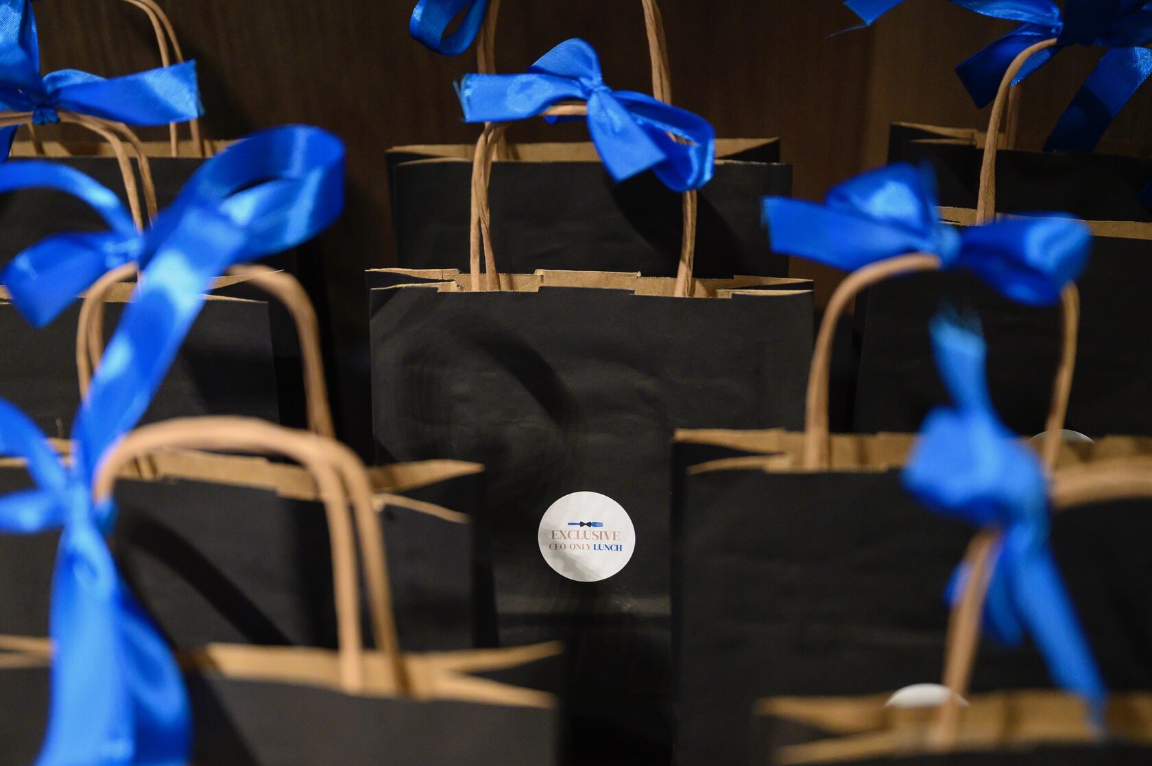 Подаръчни торбички с логото на CEO Only Lunch – подаръци за участниците от бизнес събитието на Максим Бехар в Hilton Sofia