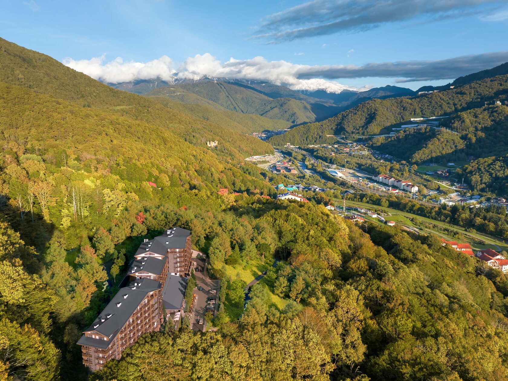 Скайвилль — фасад здания на фоне гор