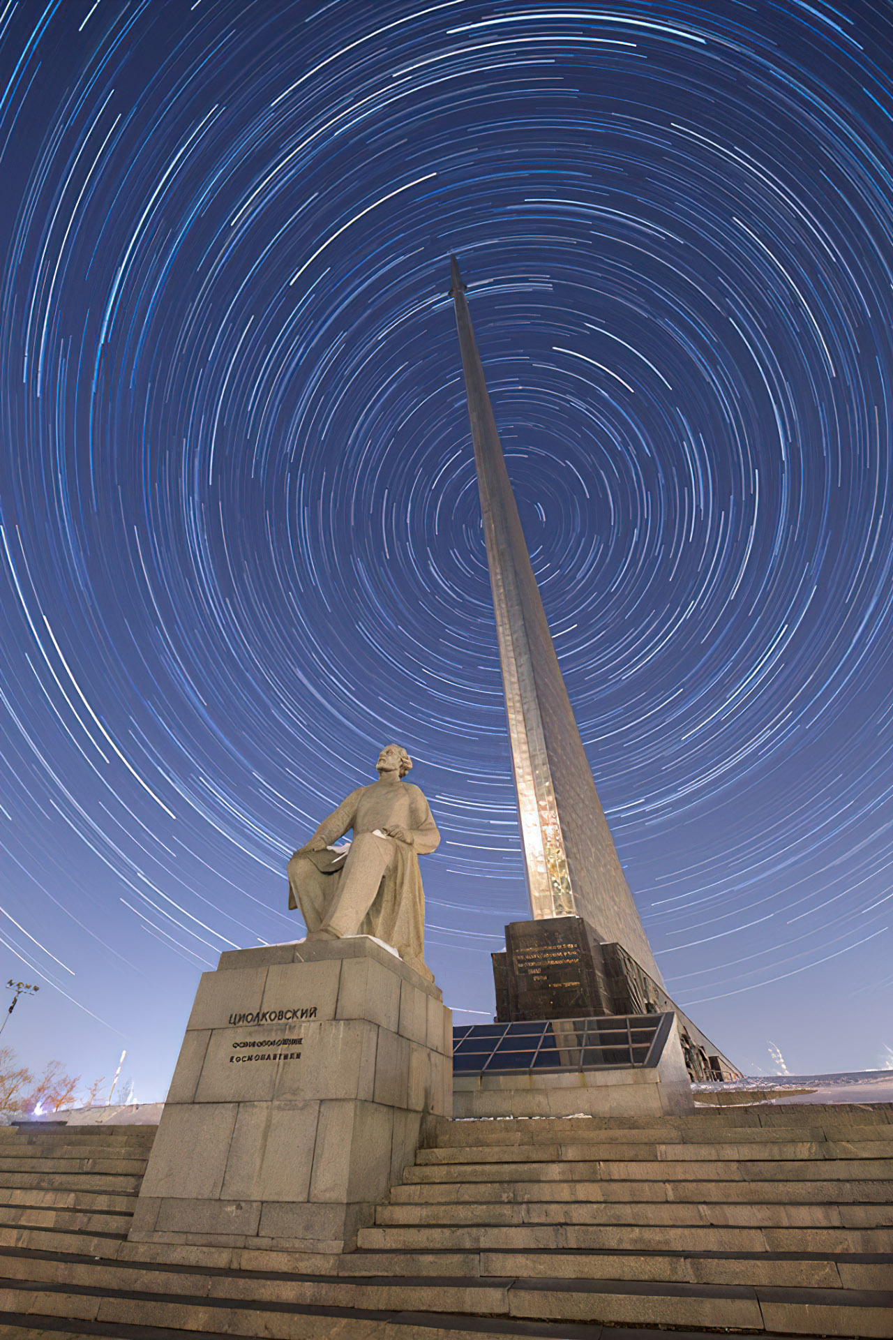 монумент покорителям космоса в москве