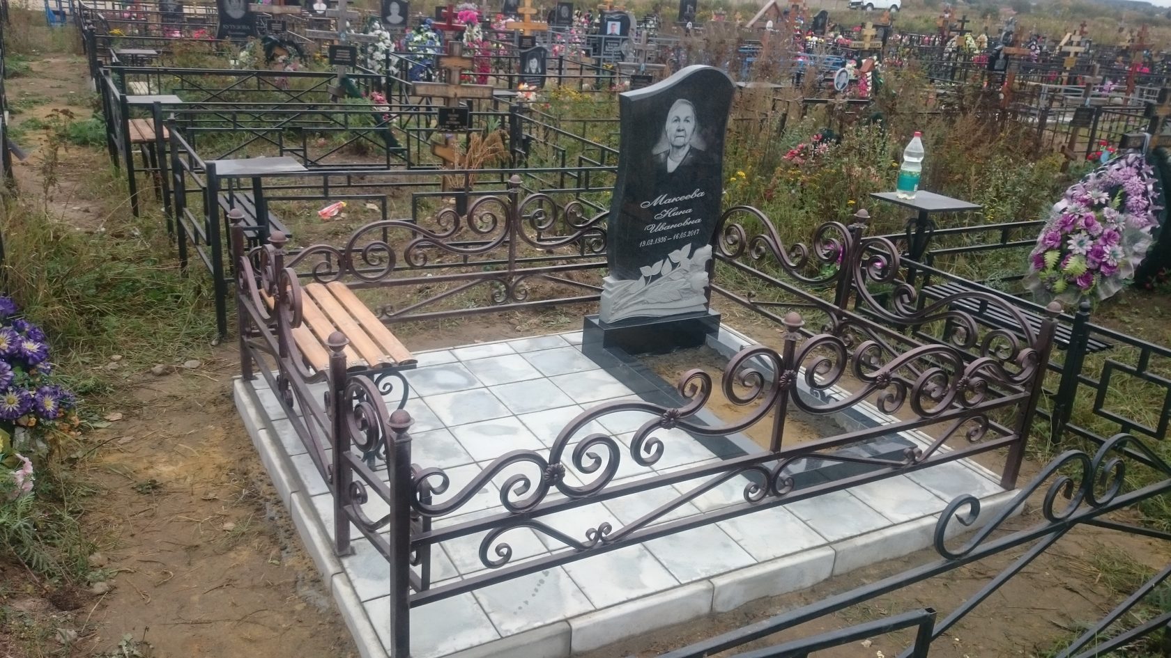 Надгробные памятники на кладбище в Москве