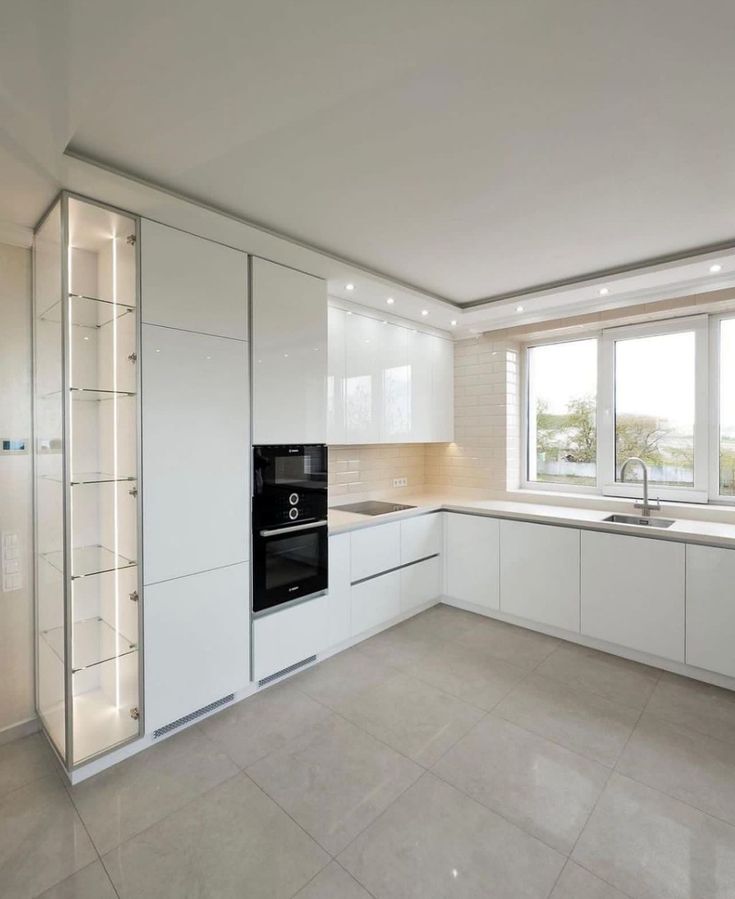 Кухня с мойкой у окна