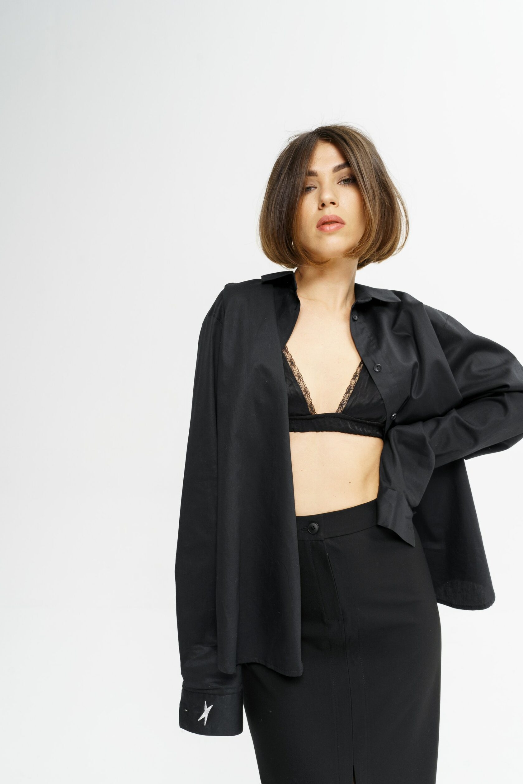 Черная дизайнерская рубашка из хлопка с изящной вышивкой “KIRA D’ARCHI”