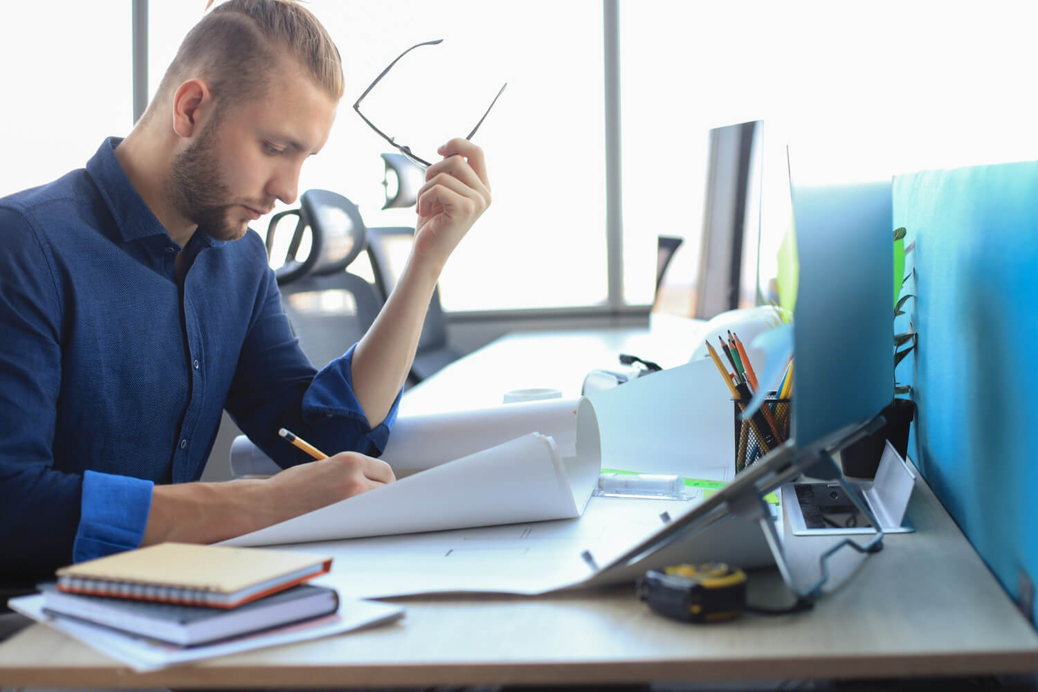 Специалист БТИ вносит изменения в техническую документацию объекта недвижимости