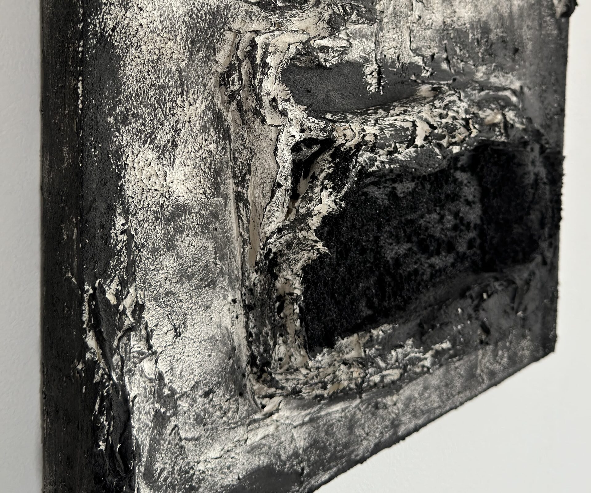 Рельеф минималистичной картины в авторском стиле в черно-белых тонах