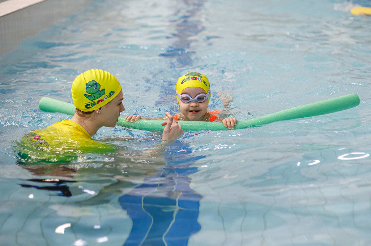 Ребенок 3, 4 года плавает в бассейне. Детская школа обучения плаванию для детей 3, 4 года, 5, 6 лет Стронг Свим в Москве