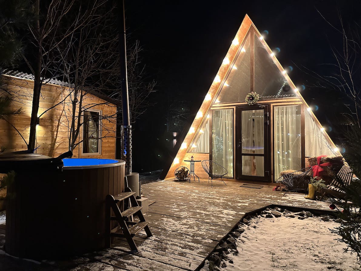 A-frame домик Aframe Happy зимним вечером — атмосферное место для празднования 23 февраля