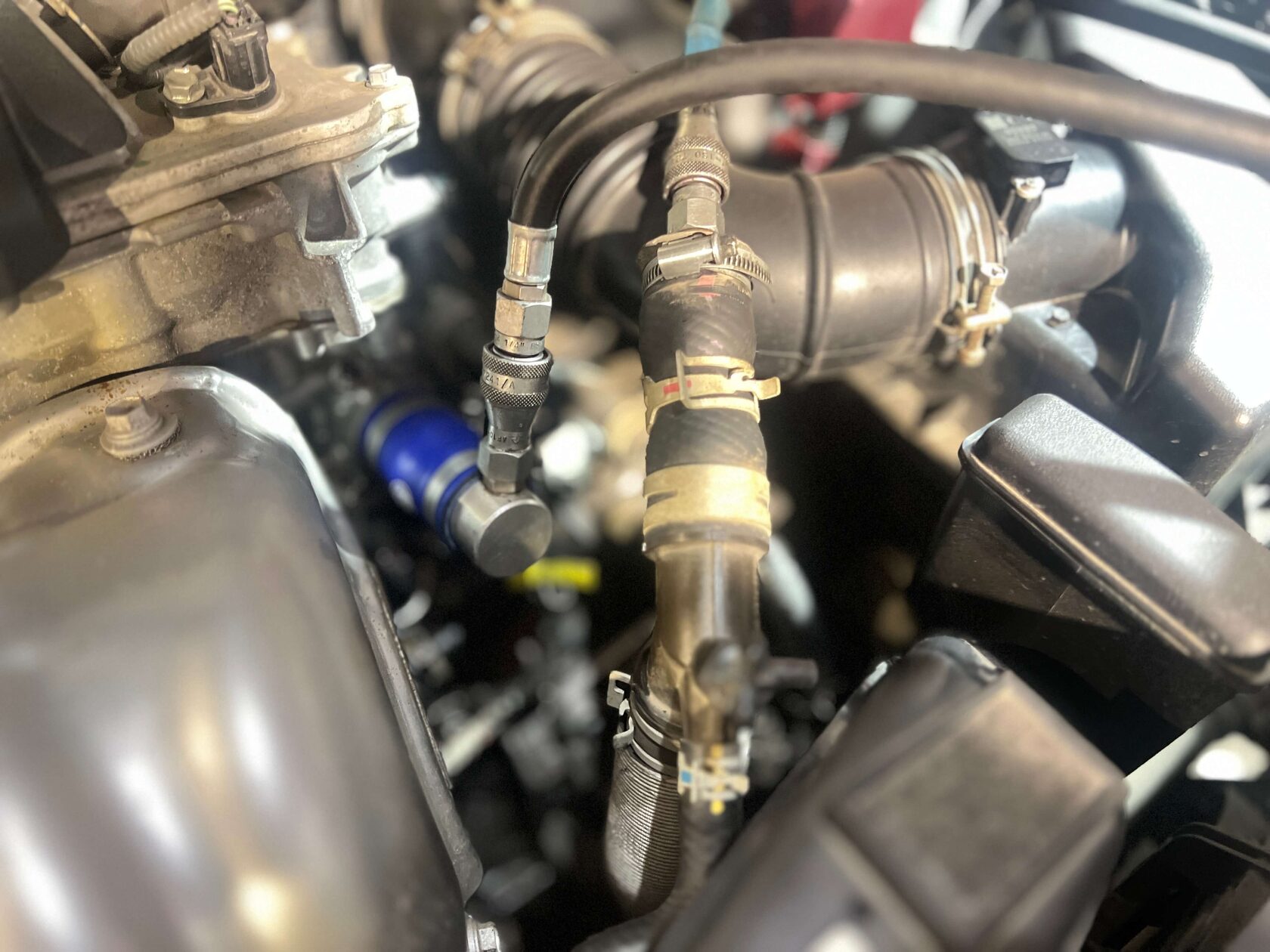 Отсоединение верхнего патрубка радиатора Toyota