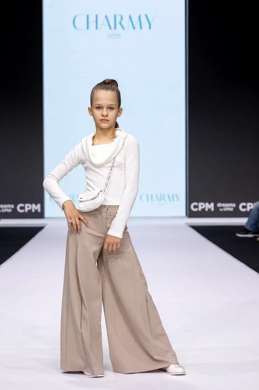 Юная модель агентства на показе CHARMY на выставке CPM — детское портфолио