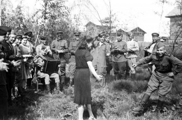 И снова танцы в селе прифронтовом. Всем смертям назло. Судя по лицам - война на исходе, и молодость берет свое...