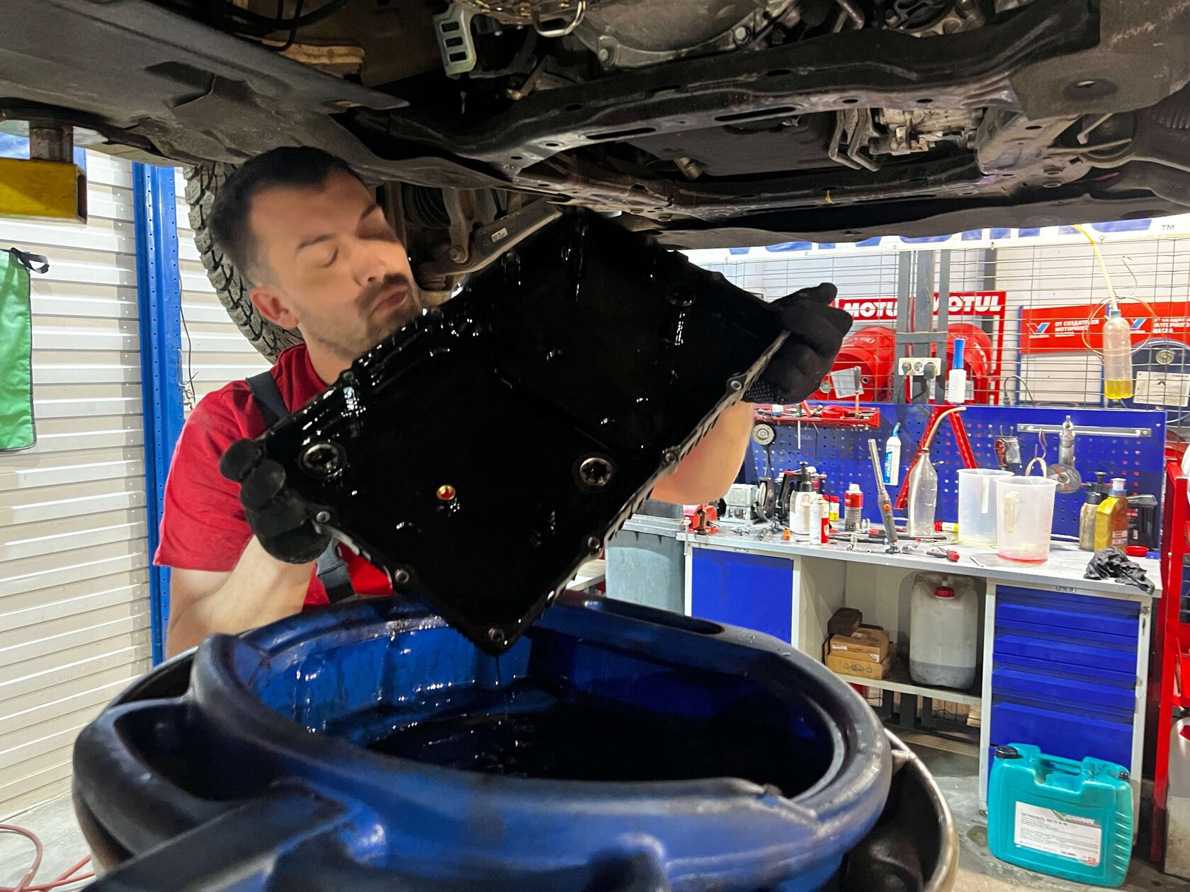 Демонтаж поддона АКПП Hyundai Genesis