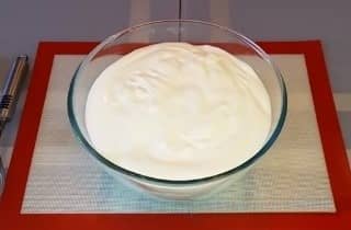 Приготовление сыра «Филадельфия» из сметаны и кефира в домашних условиях: шаг 2